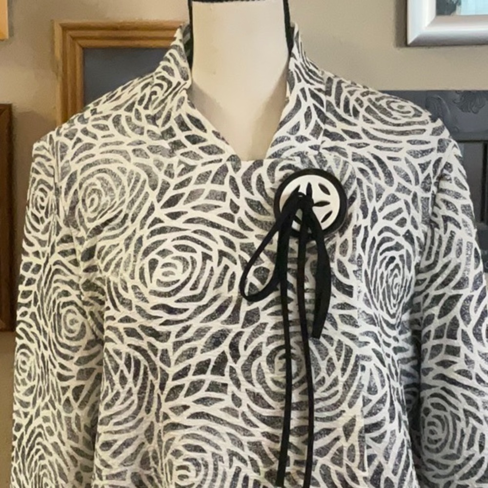 IC Grey and White Rose Pattern Jacket with Left Shoulder Button Clasp